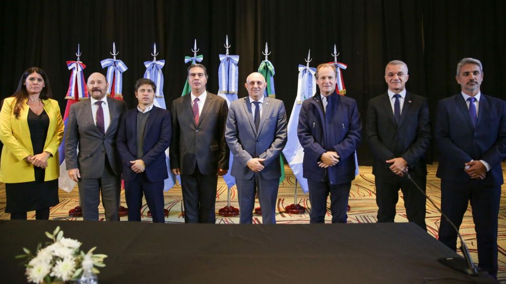 Los gobernadores y funcionarios que participaron del Consejo Federal de Hidrovía, encuentro que se realizó en Chaco.