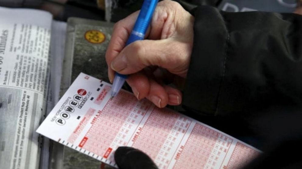 Un hombre miraba televisión y se le ocurrió un "método" con el que ganó la lotería (Imagen ilustrativa).