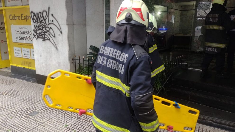 Los bomberos trabajando ayer en el edificio de Balvanera.