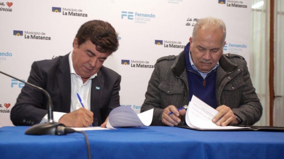 El intendente Fernando Espinoza junto al rector de la UNLaM, Daniel Martínez.