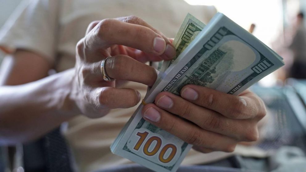 El dólar blue trepó a los 232 pesos este lunes.