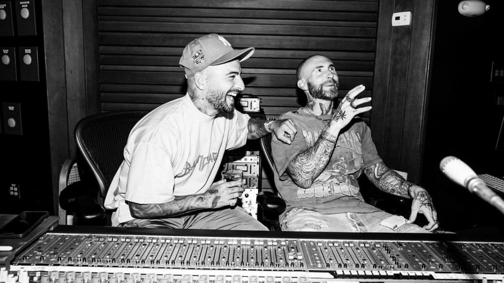 Maluma y Adam Levine sorprendieron con una foto juntos en un estudio de grabaci�n
