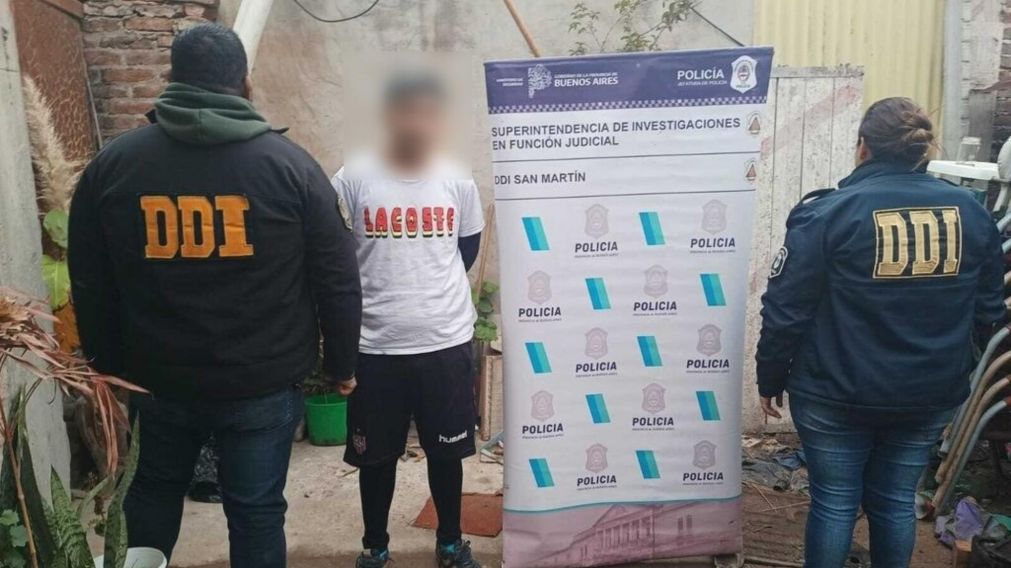 Este es uno de los individuos que fue arrestado por los funcionarios policiales.