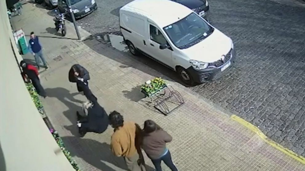 Así, peatona y conductora se enfrentaron en plena calle: violencia sin fin.