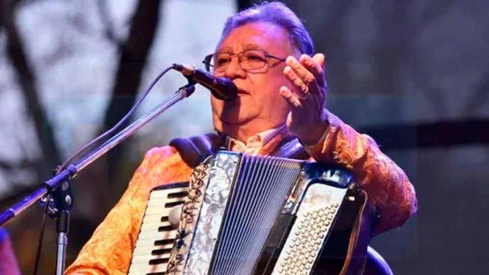 El músico de "Los Palmeras" lanzó un polémico comentario en referencia al club Colón y ninguneó a Emilia Mernes.