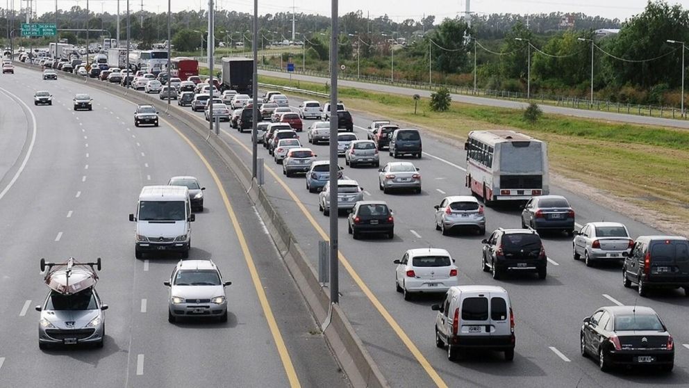 Tránsito intenso en los accesos a la ciudad de Buenos Aires y servicios de trenes en horario: el mapa de cortes