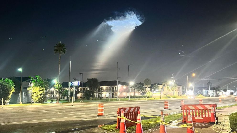La "medusa espacial" iluminó el cielo este viernes por la mañana.