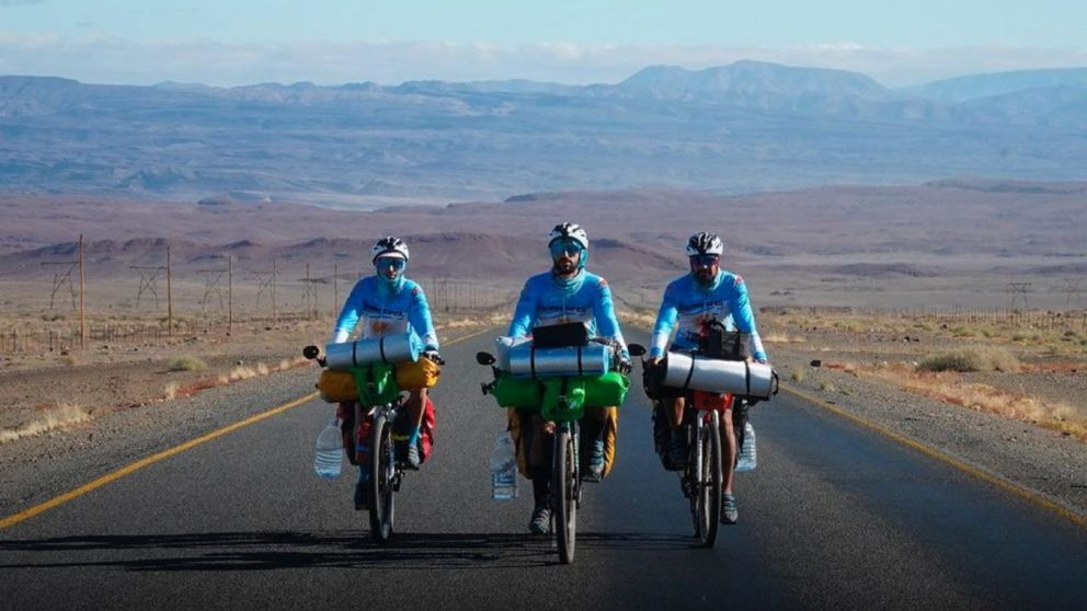 Cuatro cordobeses recorren 15 países en bicicleta para llegar al Mundial de Qatar 2022: "Es el viaje de nuestras vidas".