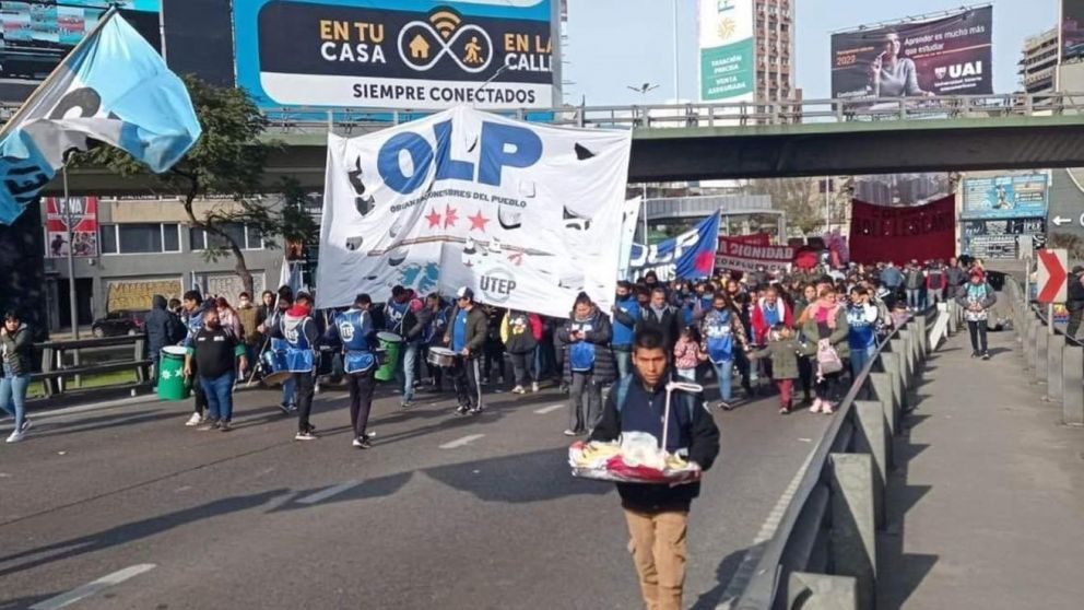 Importante concentración de organizaciones en el Puente Pueyrredón (Twitter).