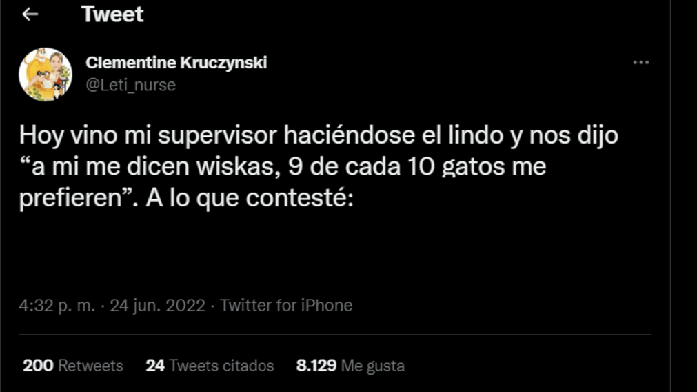 Se indignó con el comentario de su supervisor y lo lapidó con la respuesta.