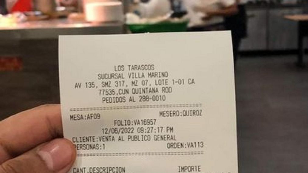 Un mozo les dejó un mensaje en su ticket: lo escracharon, se hizo viral y el restaurante tuvo que disculparse