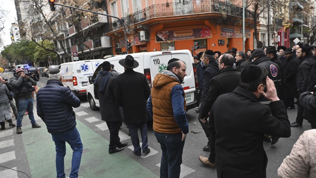 Por la cantidad de asistentes al velorio se cortó la calle.