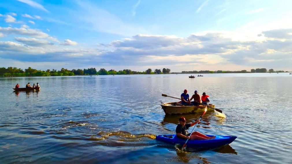 El pueblo de Buenos Aires con una laguna y 70 hectáreas de arbolado para descansar