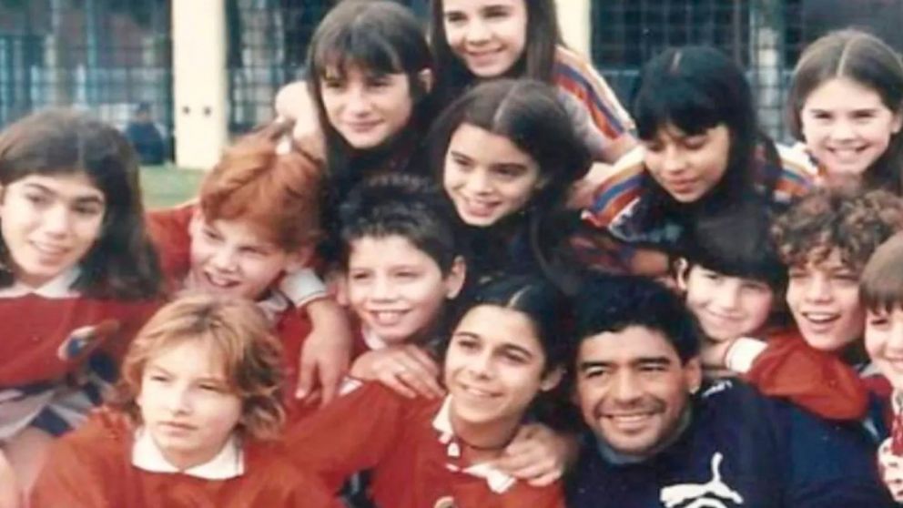 El elenco de Cebollitas junto a Maradona.