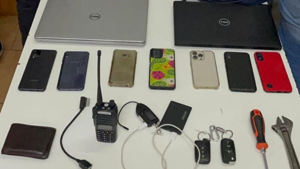 Parte de los elementos que fueron incautados por los investigadores policiales.