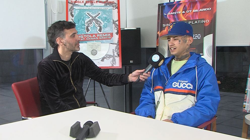 L-GANTE recibi� galardones de platino y oro por sus hits, dialog� con CM y present� su nuevo single "Mi Woman"