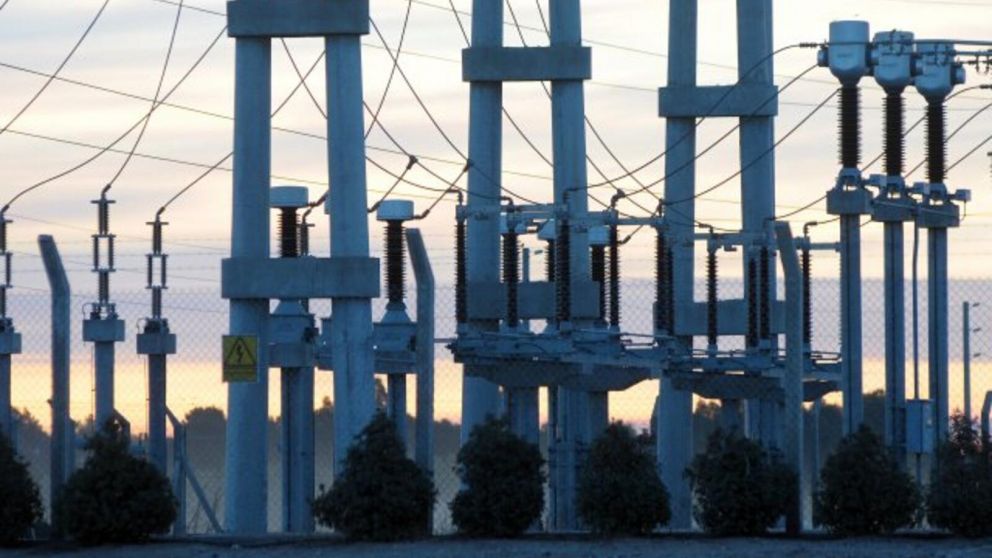 Por un problema con dos transformadores de la ET Zappalorto, la central eléctrica de Luján está encendida para resolver eléctricamente la cuestión.
