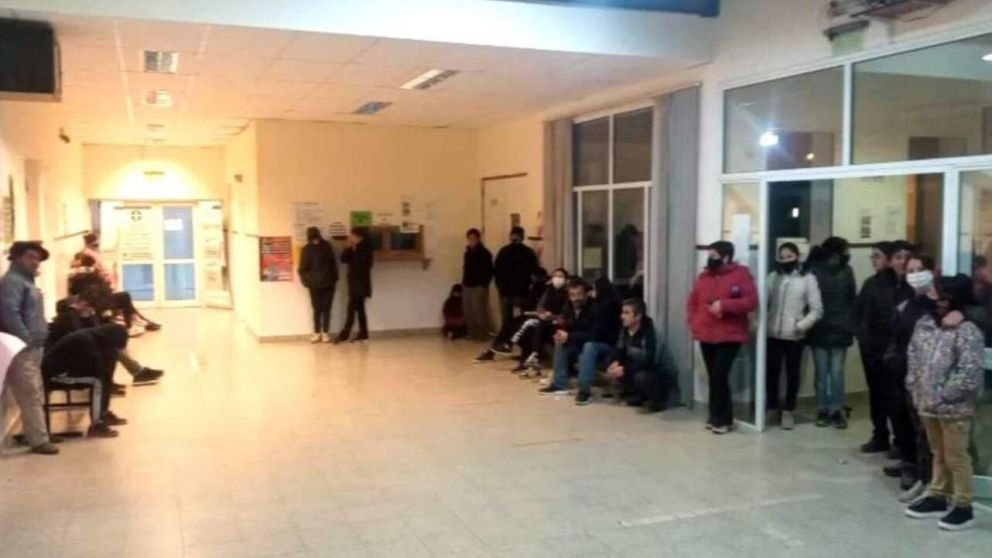 Hay 19 estudiantes en observación por el escape de monóxido de carbono en una escuela (Twitter).