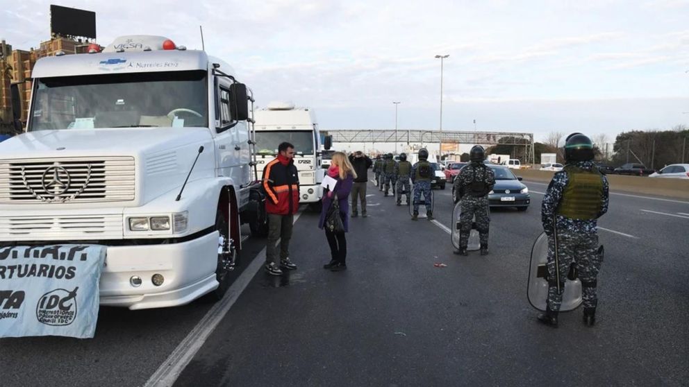 Del corte de este jueves participan varios de los trabajadores autoconvocados que ayer también habían estado en la Autopista Buenos Aires-La Plata.