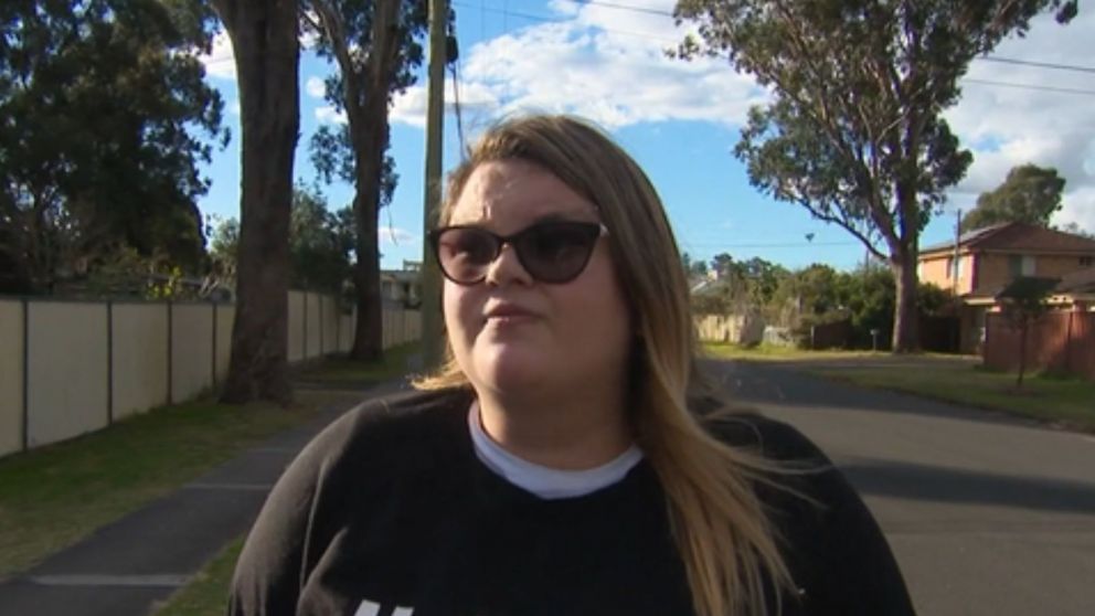 Su papá le dejó una herencia, pero tiene que conseguir un trabajo para cobrar los millones de dólares.