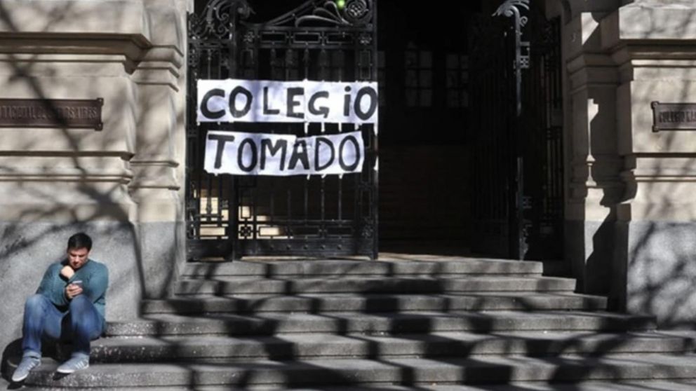 Alumnos toman el Colegio Nacional de Buenos Aires (Archivo/Télam).