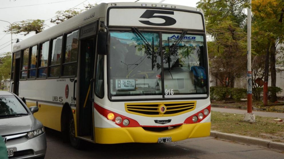 La discusión entre un colectivero y una pasajero fue filmada por un testigo.