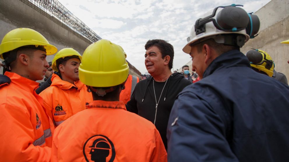 Fernando Espinoza, durante la recorrida por los avances de las obras del Paso Bajo Nivel de Carlos Casares y Ruta 21 en la localidad de Laferrere.