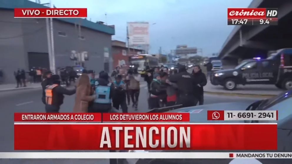 Detenidos en protesta docente por agentes de la Policía que comenzaron a disparar postas de goma.