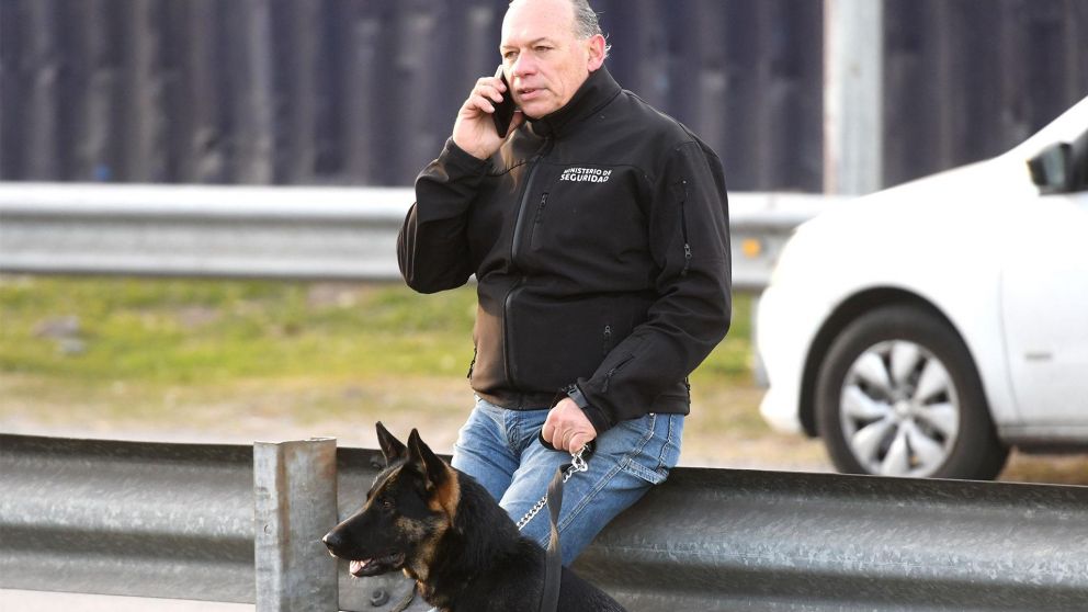 Sergio Berni junto a su mascota Bona, a quien dice parecerse.