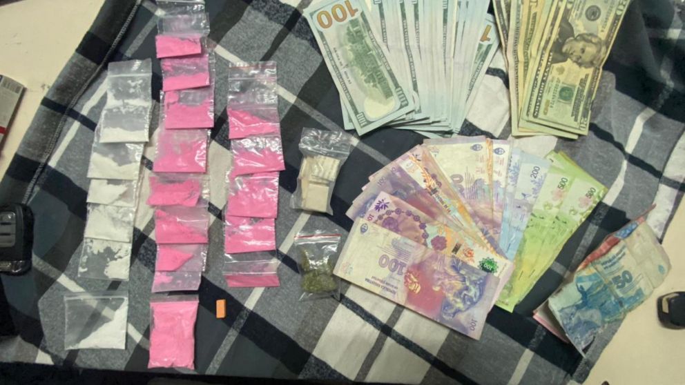 Parte de los objetos que fueron hallados en poder de los vendedores de estupefacientes.