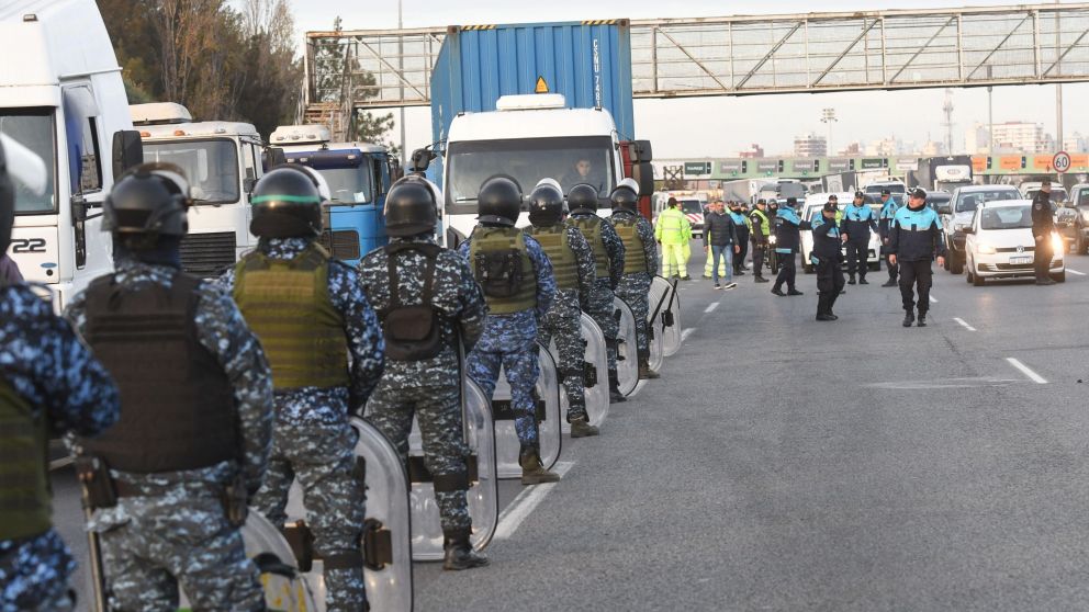 Autopista Buenos Aires-La Plata: tras un corte de m�s de dos horas, comienza a liberarse el tr�nsito (T�lam).