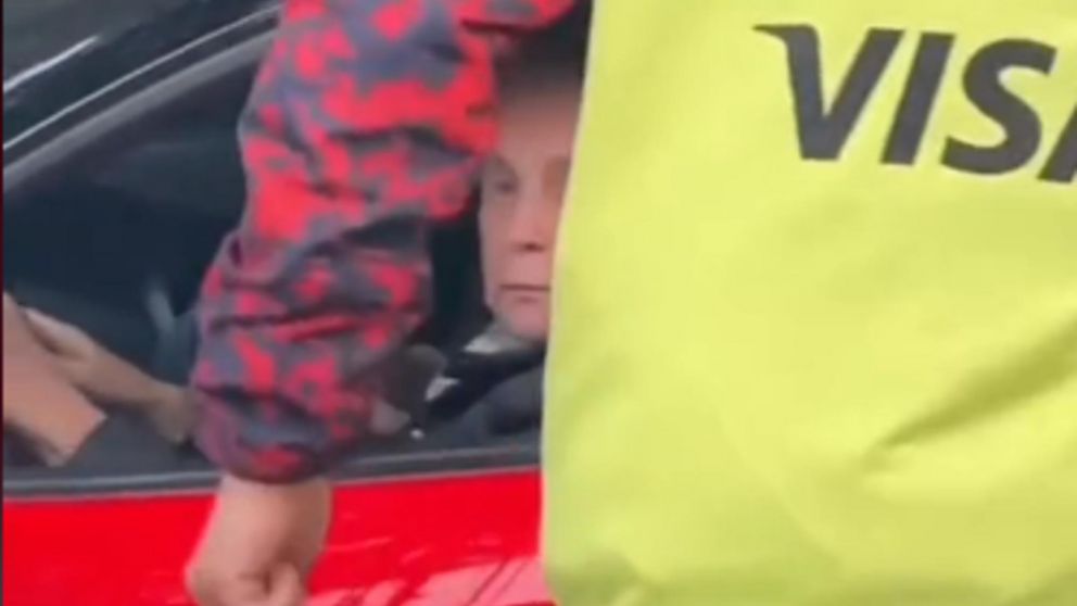 El conductor pasó un tenso momento frente a un trapito y se hizo viral.