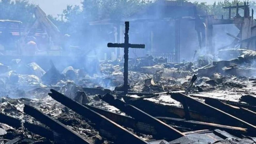 La iglesia destruida por el fuego y la cruz en pie (Gentileza 20minutos.es).