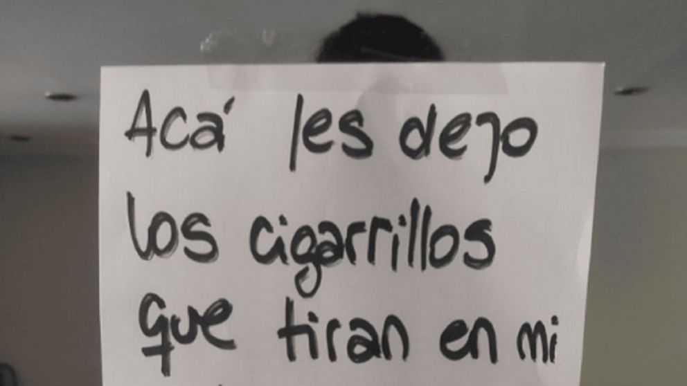 Publicó un cartel que denunciaba a un fumador en su edificio y el tuit generó un sinfín de comentarios en las redes sociales.
