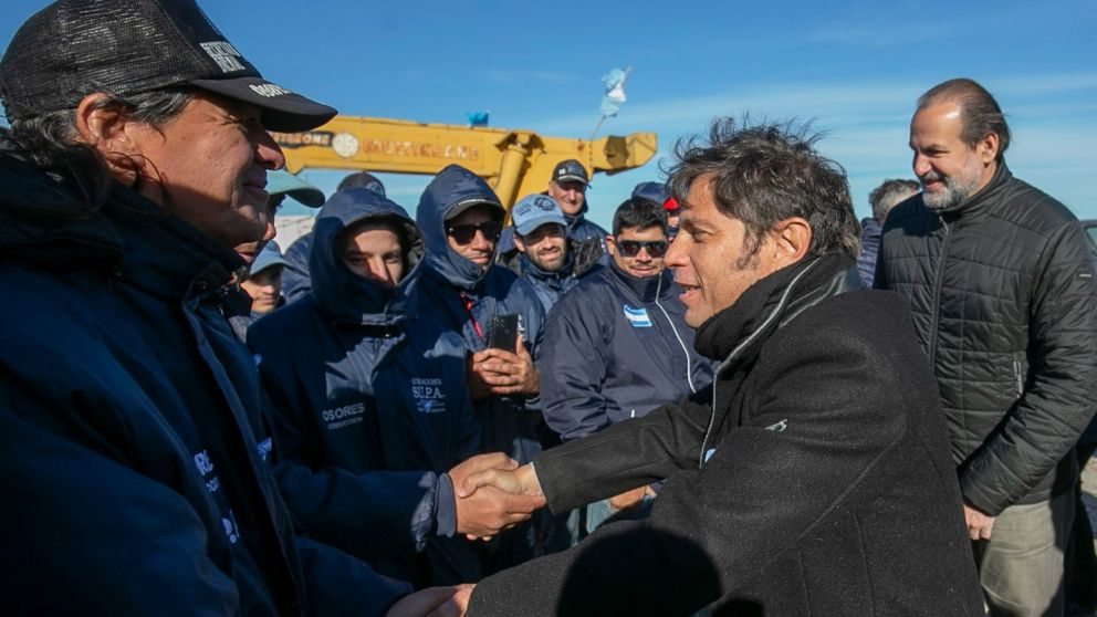 Axel Kicillof junto a los trabajadores Coronel Rosales.