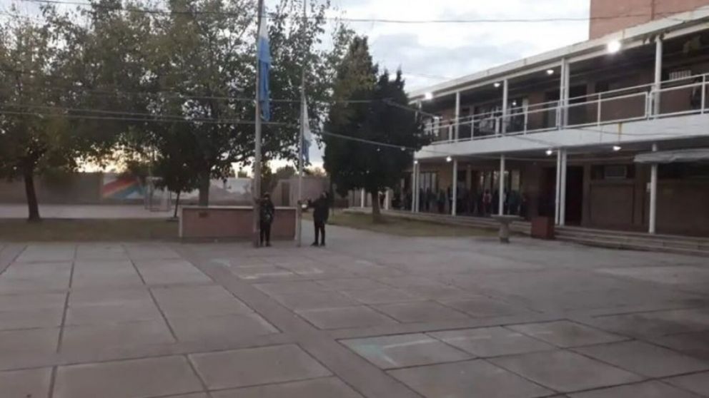 Una maestra le regaló zapatillas a un alumno y él eligió que las use su mamá (Imagen Escuela Tierra de Huarpes).