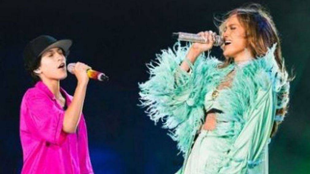 Jennifer López y Emme cantaron en la gala de los Dodgers