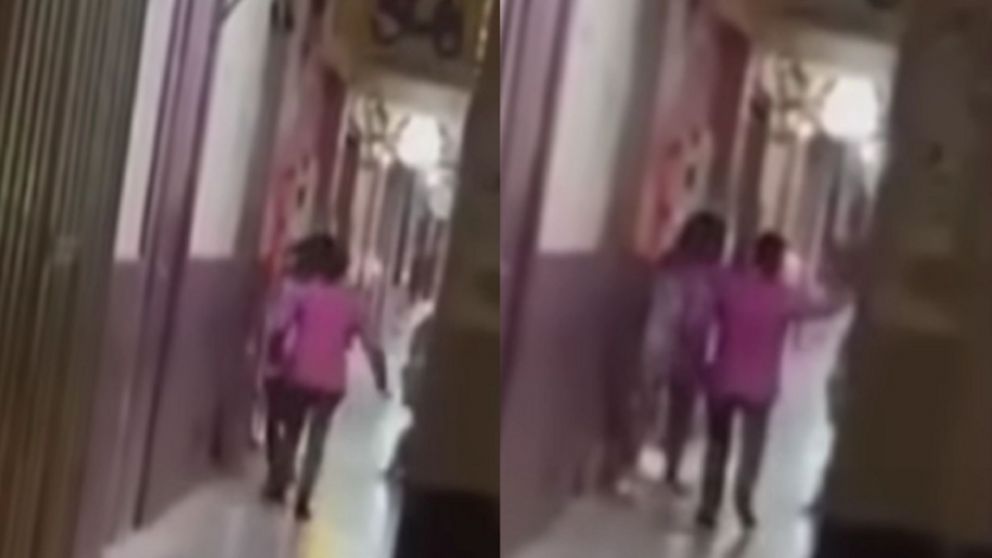 La madre entró al boliche y le pegó cintazos a su hija.