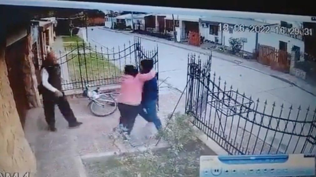 El momento en que el nieto y abuelo protagonizaron una pelea que terminó en asesinato (Captura de video).