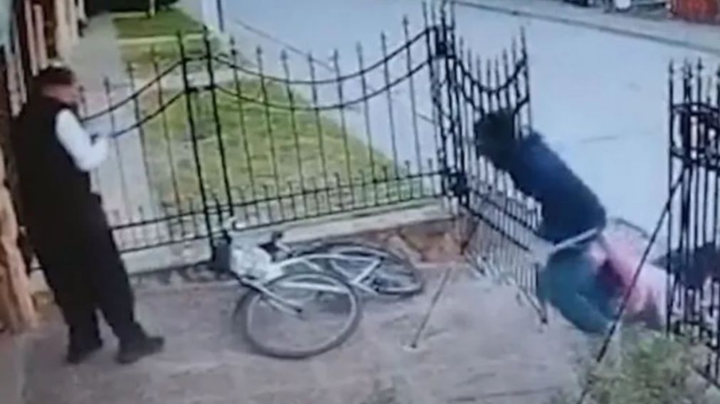 Las cámaras de seguridad de la vivienda captaron el violento episodio.
