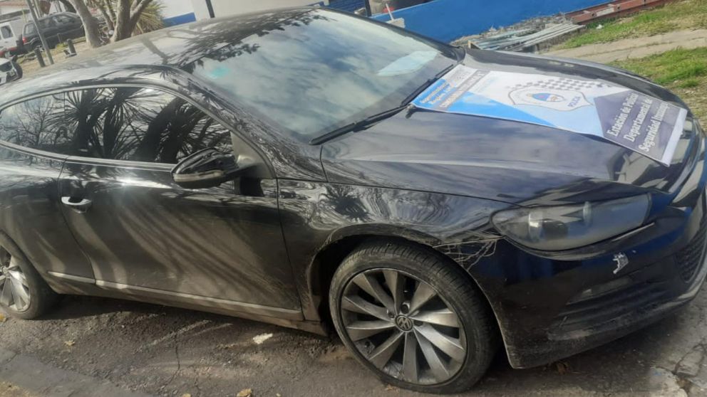 Este es el automóvil que fue utilizado por los delincuentes.
