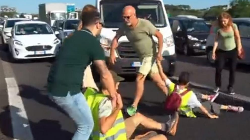 La violenta protesta se produjo en una autopista que conduce a Roma (Captura de video).