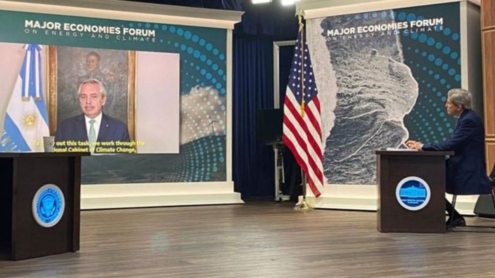 Alberto Fernández, con la bandera y el Gral. San Martín de fondo, participó del MEF convocado por Joe Biden y John Kerry,