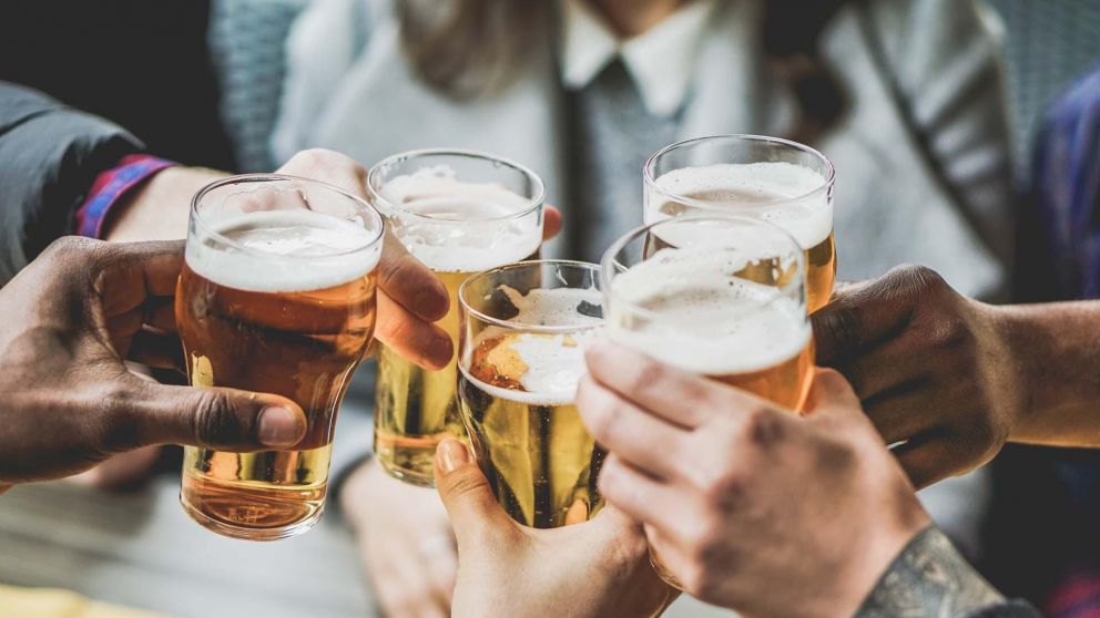 ¿Quiénes son las personas que deberían evitar consumir cerveza?