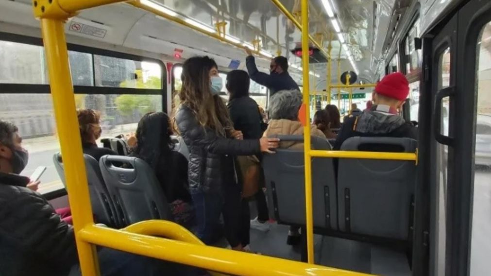 Pasajeros de un colectivo con barbijo, una postal que se seguirá viendo en CABA (Crónica/Fernando Pérez Re).
