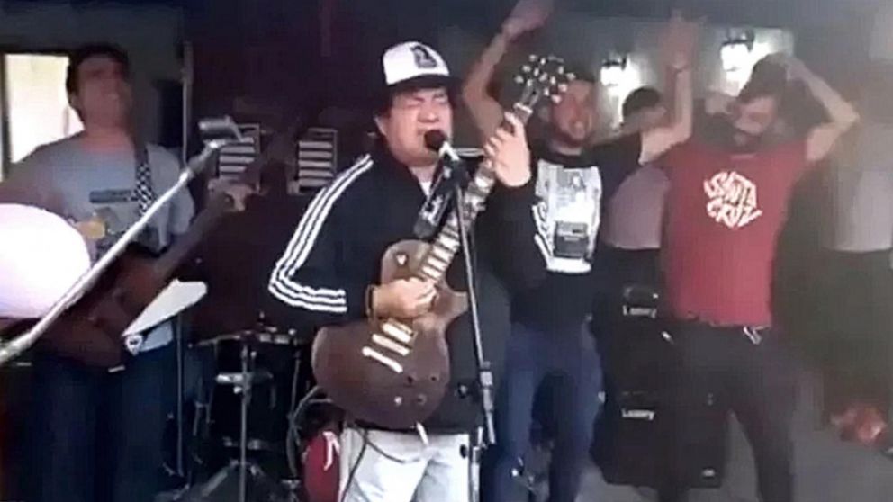 "Pity" �lvarez reapareci� en mayo �ltimo tocando con una banda uno de sus temas (Archivo/T�lam).