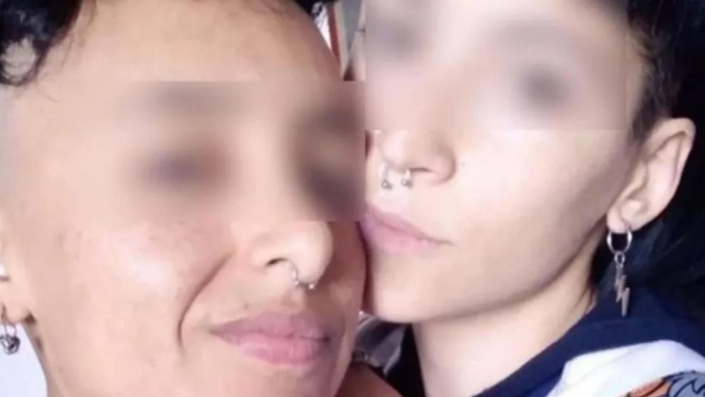 A la izquierda, Abigail Paéz. A la derecha, su novia y madre de la víctima, Magdalena Espósito Valenti (Archivo).