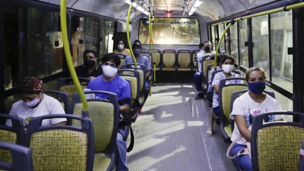Subir con barbijo al colectivo ya no ser� obligatorio (Archivo).