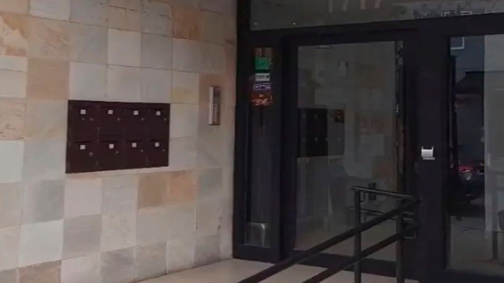 Un periodista mostró un insólito detalle que le llamo la atención de un edificio.