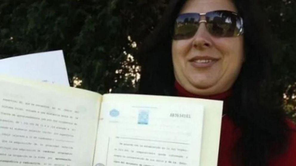 María Ángeles muestra la escritura de la compra del sol (Twitter).